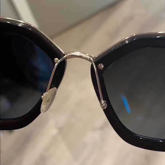 Prada sunnies!! - Picture 3 of 6